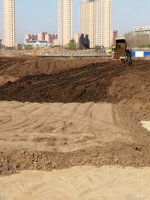 土方工程:回填土方分層推平1