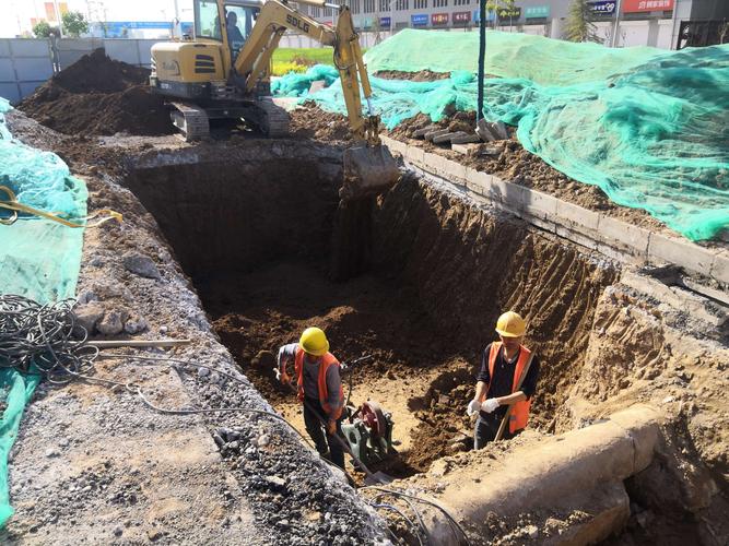 留印路路面塌陷位置土方回填施工,要求分層夯實,并保證夯實密度.